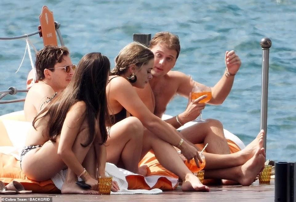 Naomi và hội bạn có những giây phút thư giãn bên nhau. Họ vừa trò chuyện vừa thưởng thức nước uống mát lạnh.