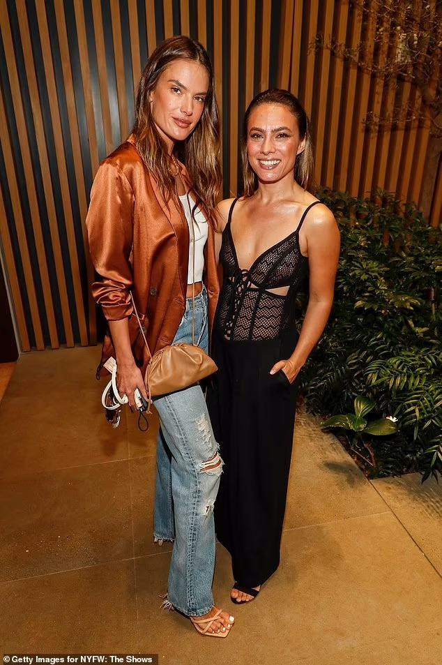 Alessandra chụp ảnh thân thiết với nhà thiết kế Patricia Bonaldi.