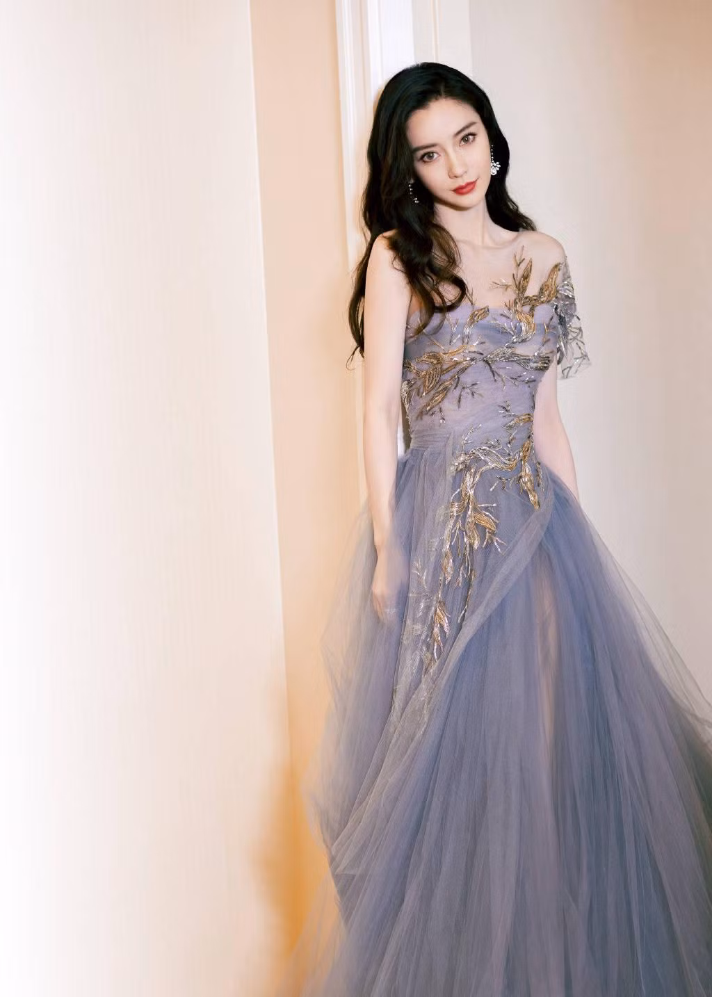 Văn phòng làm việc vừa tung bộ ảnh mới của AngelaBaby chụp ở hậu trường một sự kiện nhãn hàng vào tối 8/9.