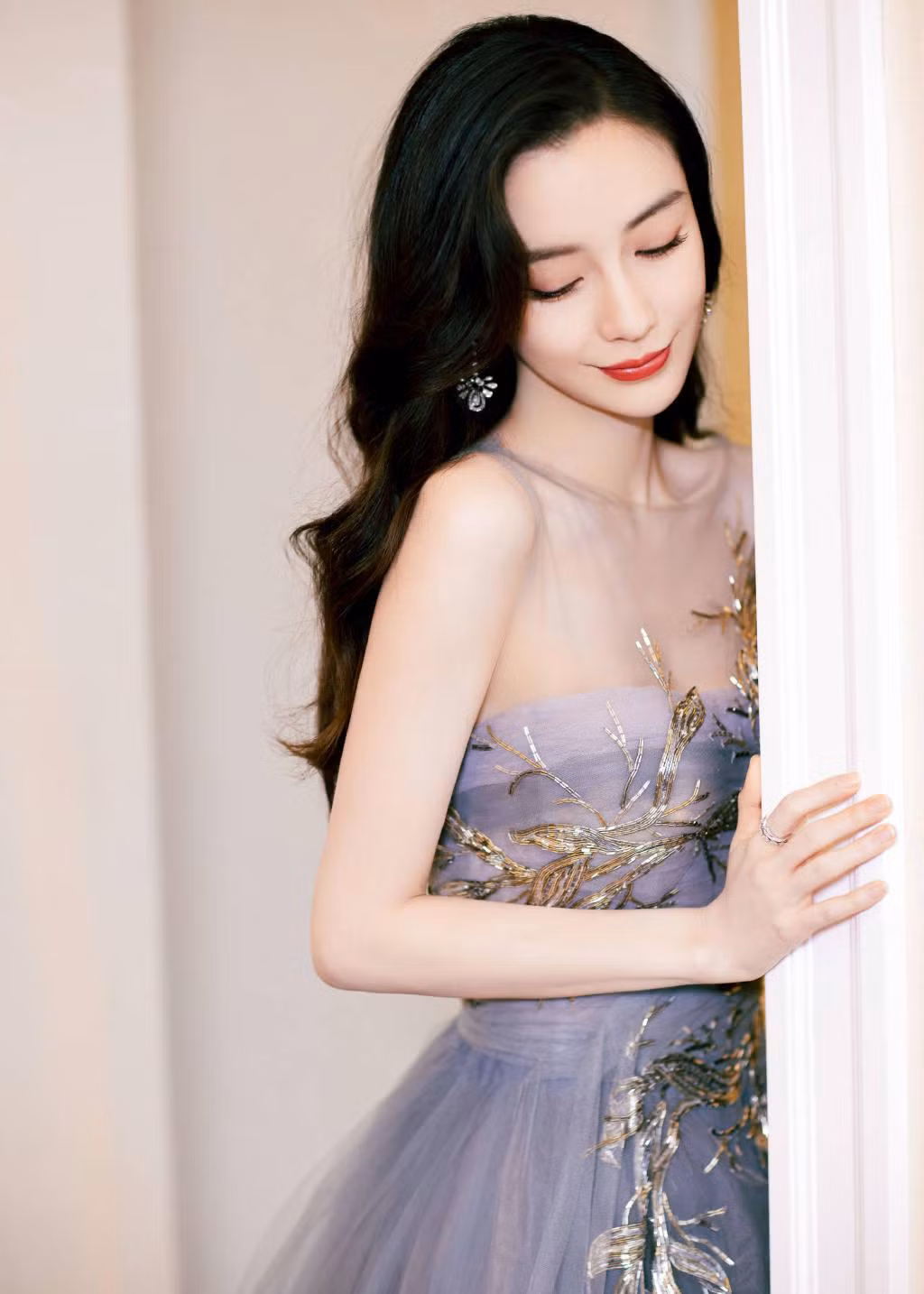 Lớp vải xuyên thấu "có như không" ở thân trên giúp người đẹp sinh năm 1989 tôn vòng một "lấp ló" gợi cảm và bờ vai mảnh khảnh.