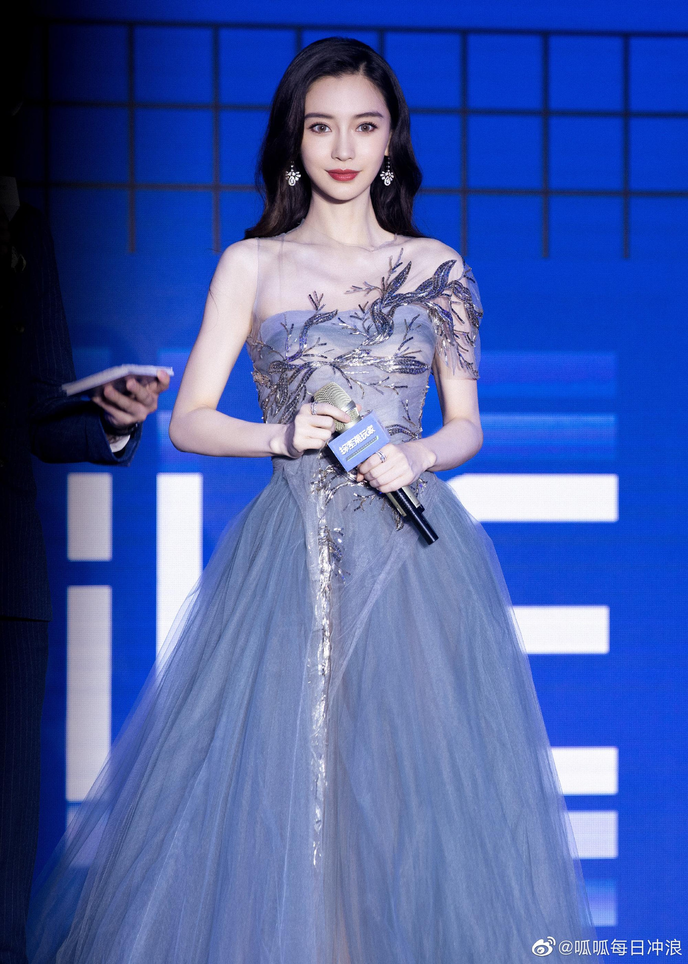 Trong khi gương mặt vẫn đầy đặn, xinh đẹp, cơ thể cô lại quá gầy. Xương cổ, vai và ngực lộ rõ dưới lớp da, chưa kể đến đôi tay khẳng khiu đáng lo ngại.