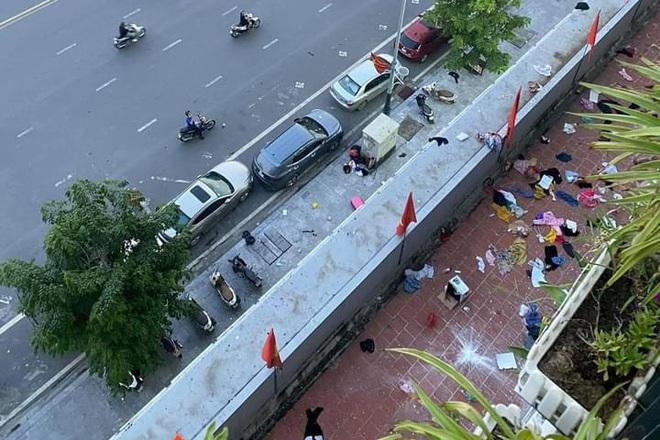 Đồ đạc của người vợ nằm rải rác khắp nơi dưới chân chung cư. Ảnh: DT Đồ đạc của người vợ nằm rải rác khắp nơi dưới chân chung cư. Ảnh: DT