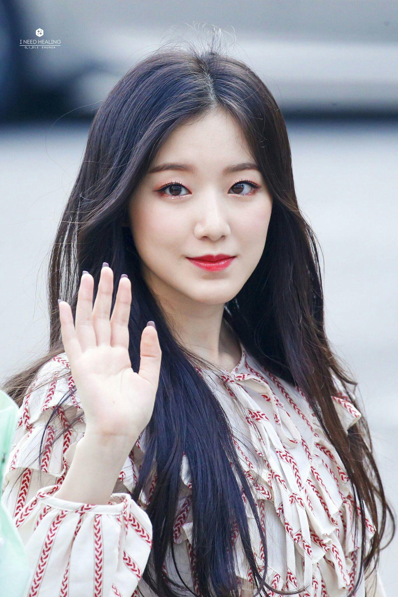 4. Shuhua ((G)I-DLE) bỏ xa Irene với 6,154 phiếu bầu. Nữ thần tượng đến từ Đài Loan nổi tiếng với biệt danh “Nữ thần mặt mộc của K-biz”.