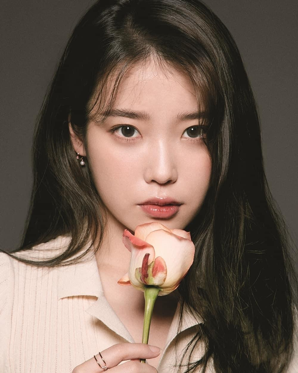 9. IU: Giữa vô số nữ idol mới trẻ trung, xinh đẹp và quyến rũ, IU luôn giữ vị trí đặc biệt trong lòng người hâm mộ. Cô được đánh giá là nữ nghệ sĩ solo thành công nhất hiện nay ở K-pop. Người đẹp 28 tuổi có 1.134 phiếu bầu.