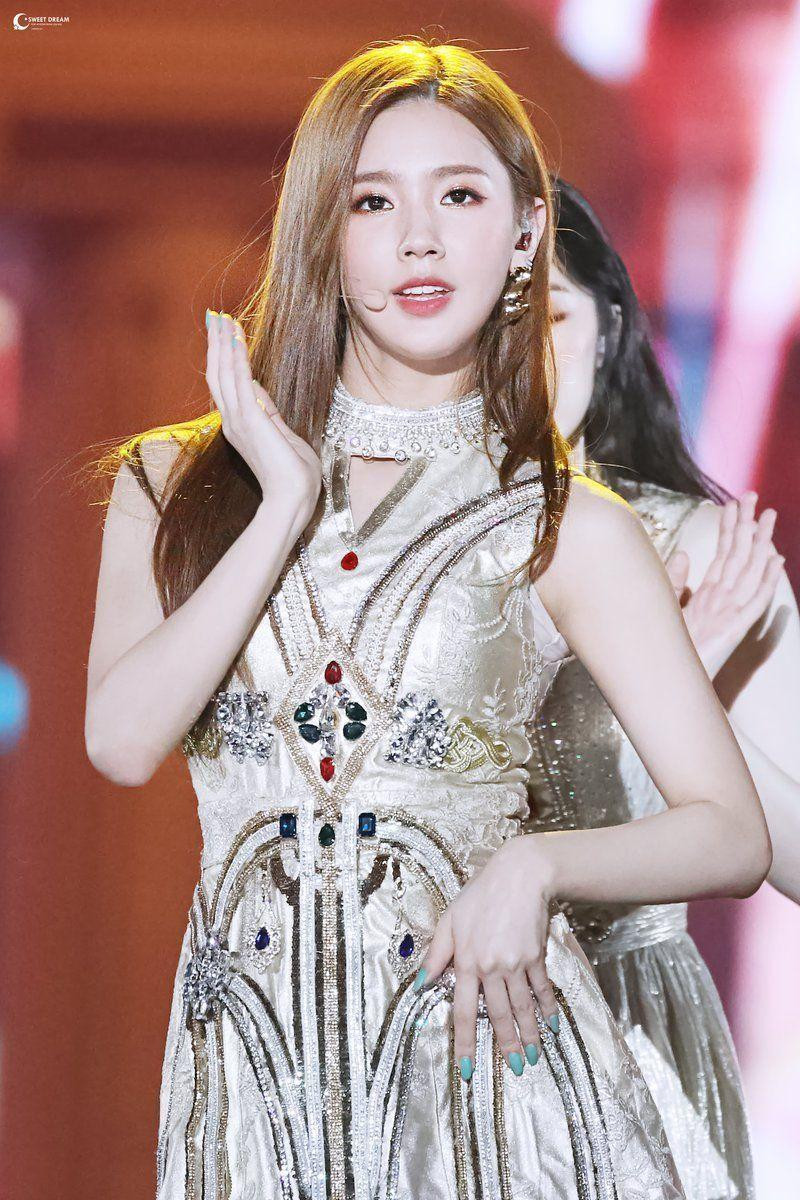 1. Miyeon ((G)I-DLE) đứng đầu bảng xếp hạng với số phiếu bầu vượt trội 10.851. Cô được biết đến thành thành viên “hụt” của BlackPink. Năm ngoái, người đẹp gây tranh cãi vì được gọi là “nữ thần tượng đẹp nhất K-pop”. Không ít dân mạng đánh giá, cô chưa thể đạt đẳng cấp của bộ ba Irene - Tzuyu - Ji Soo.