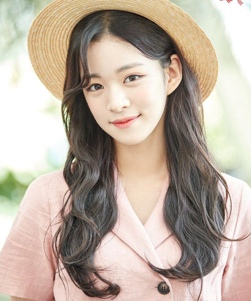 2. Chaeyoung (fromis_9) nhận được 7.549 phiếu bầu. Không chỉ xinh đẹp, Chaeyoung còn nằm trong “hội chân dài” của K-pop, với chiều cao 1m69. Tuy nhiên, việc cô vượt qua loạt mỹ nhân đình đám như Jisoo, Irene hay Tzuyu khiến nhiều người bất ngờ.