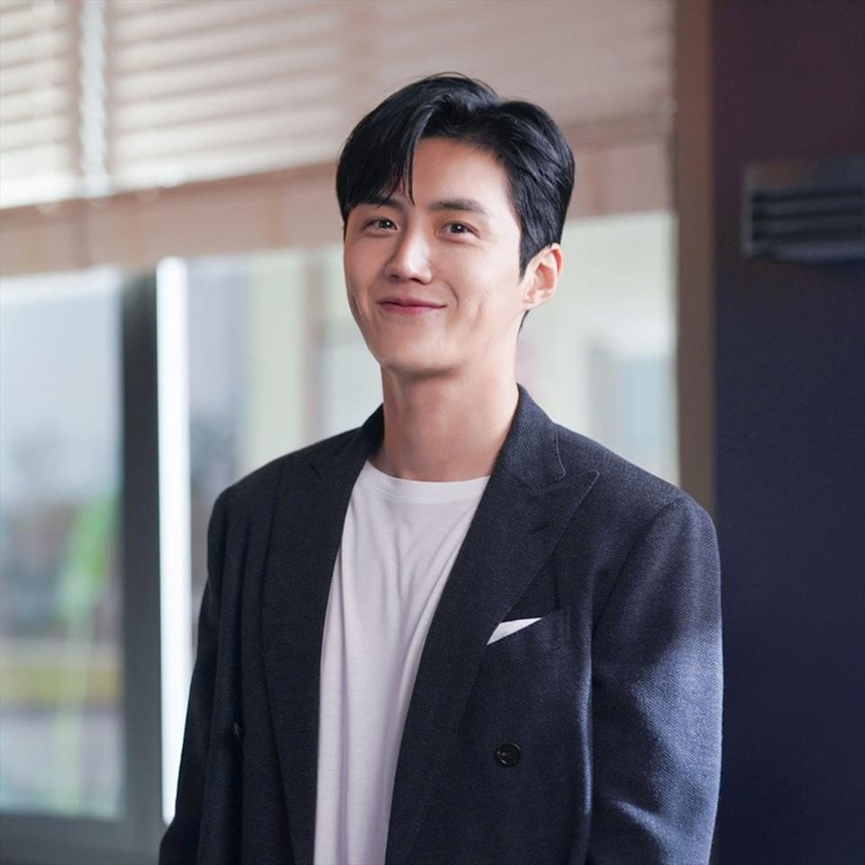 10. Kim Seon Ho: “Nam phụ vạn người mê” Kim Seon Ho “chốt” top 10 với Kim Seon Ho với 5.708 phiếu bầu. Gần đây, anh nhận được sự chú ý bởi có vai chính đầu tiên trong sự nghiệp ở tuổi 35 trong “Hometown Cha-Cha-Cha”, đóng cùng Shin Min Ah. 10. Kim Seon Ho: “Nam phụ vạn người mê” Kim Seon Ho “chốt” top 10 với Kim Seon Ho với 5.708 phiếu bầu. Gần đây, anh nhận được sự chú ý bởi có vai chính đầu tiên trong sự nghiệp ở tuổi 35 trong “Hometown Cha-Cha-Cha”, đóng cùng Shin Min Ah.