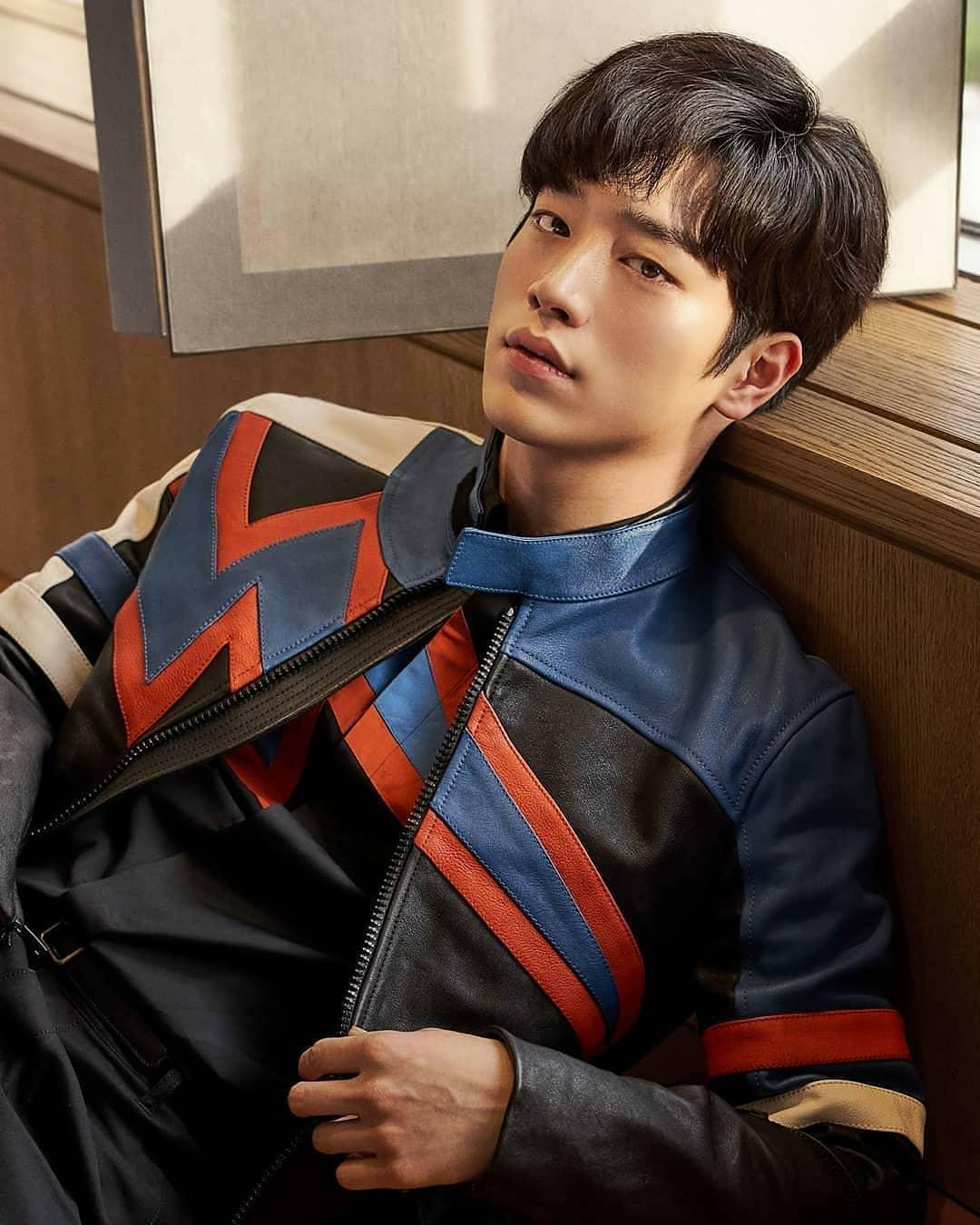 16. Seo Kang Joon: Nam diễn viên “Bẫy tình yêu” dành được 1.755 phiếu bầu. Anh từng xếp thứ 2 trong danh sách “6 sao nam điển trai nhất” do chuyên gia thẩm mỹ bình chọn. 16. Seo Kang Joon: Nam diễn viên “Bẫy tình yêu” dành được 1.755 phiếu bầu. Anh từng xếp thứ 2 trong danh sách “6 sao nam điển trai nhất” do chuyên gia thẩm mỹ bình chọn.