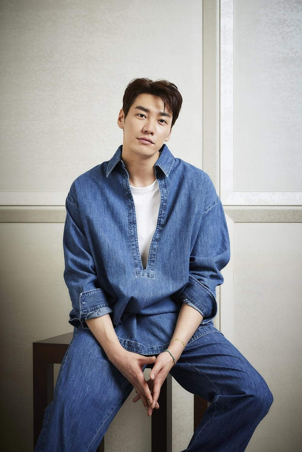 5. Kim Young Kwang: Nam diễn viên kiêm người mẫu sinh năm 1987 bỏ xa Cha Eun Woo với 15.185 phiếu bầu. 5. Kim Young Kwang: Nam diễn viên kiêm người mẫu sinh năm 1987 bỏ xa Cha Eun Woo với 15.185 phiếu bầu.