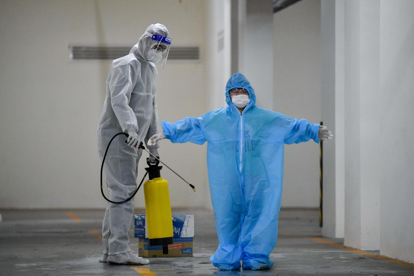 Một bệnh nhi được chuyển đến Bệnh viện dã chiến số 6 để điều trị COVID-19. Ảnh: Duy Hiệu.