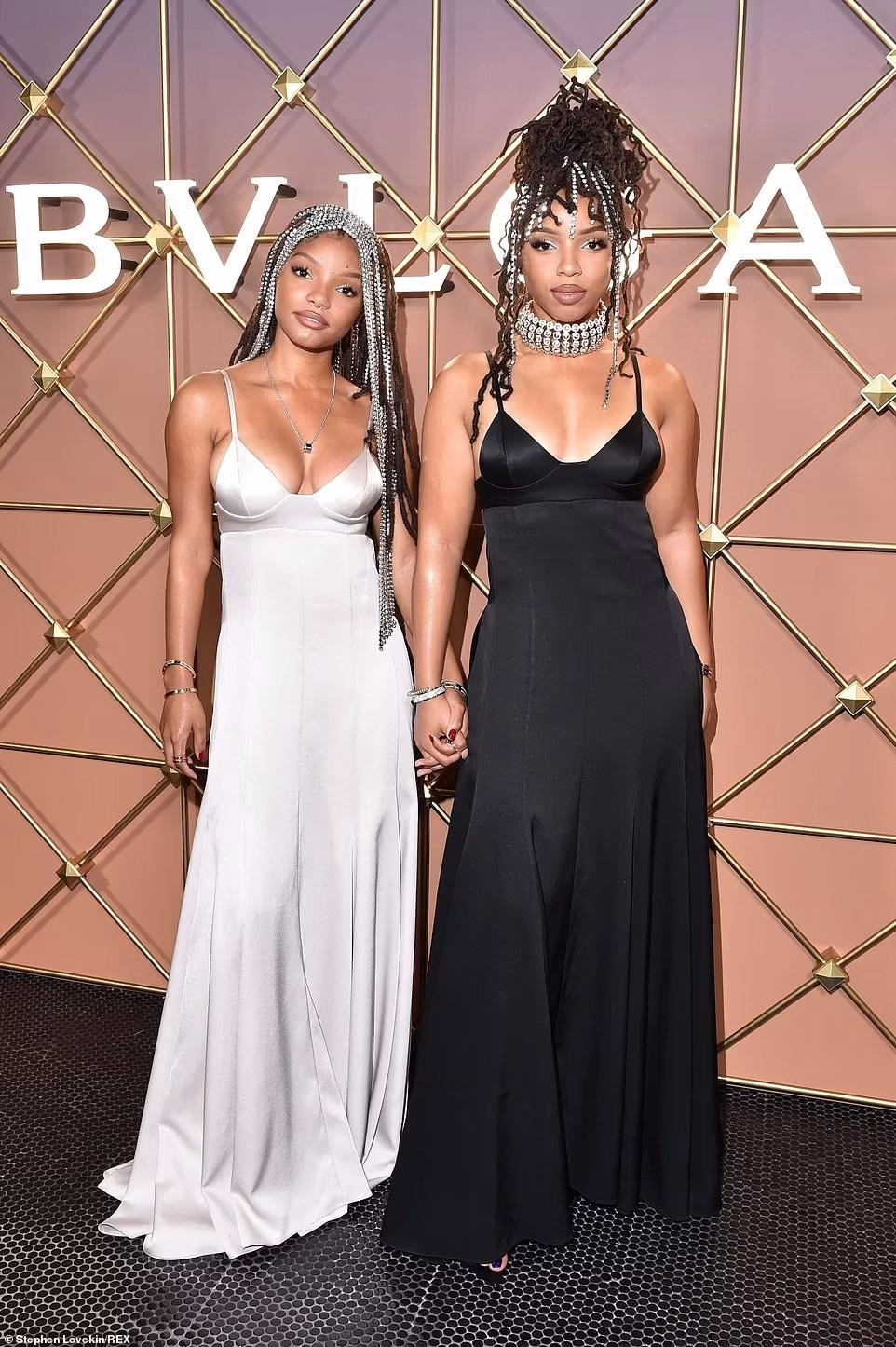 Hai chị em R&amp;B bốn lần được đề cử giải Grammy Halle Bailey (trái, 21 tuổi) và Chloe (23 tuổi) cùng chọn một kiểu váy nhưng hai màu đen - trắng. Mái tóc đính kim cương giả của hai nữ ca sĩ vô cùng nổi bật.