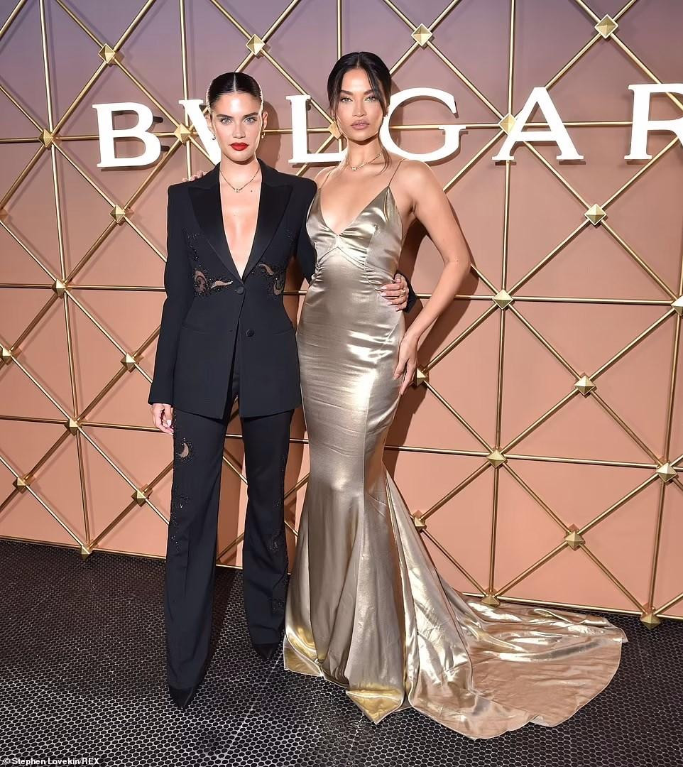 Xuất hiện cùng Sara là đồng nghiệp người Úc Shanina Shaik với bộ váy đuôi cá hai dây gợi cảm.