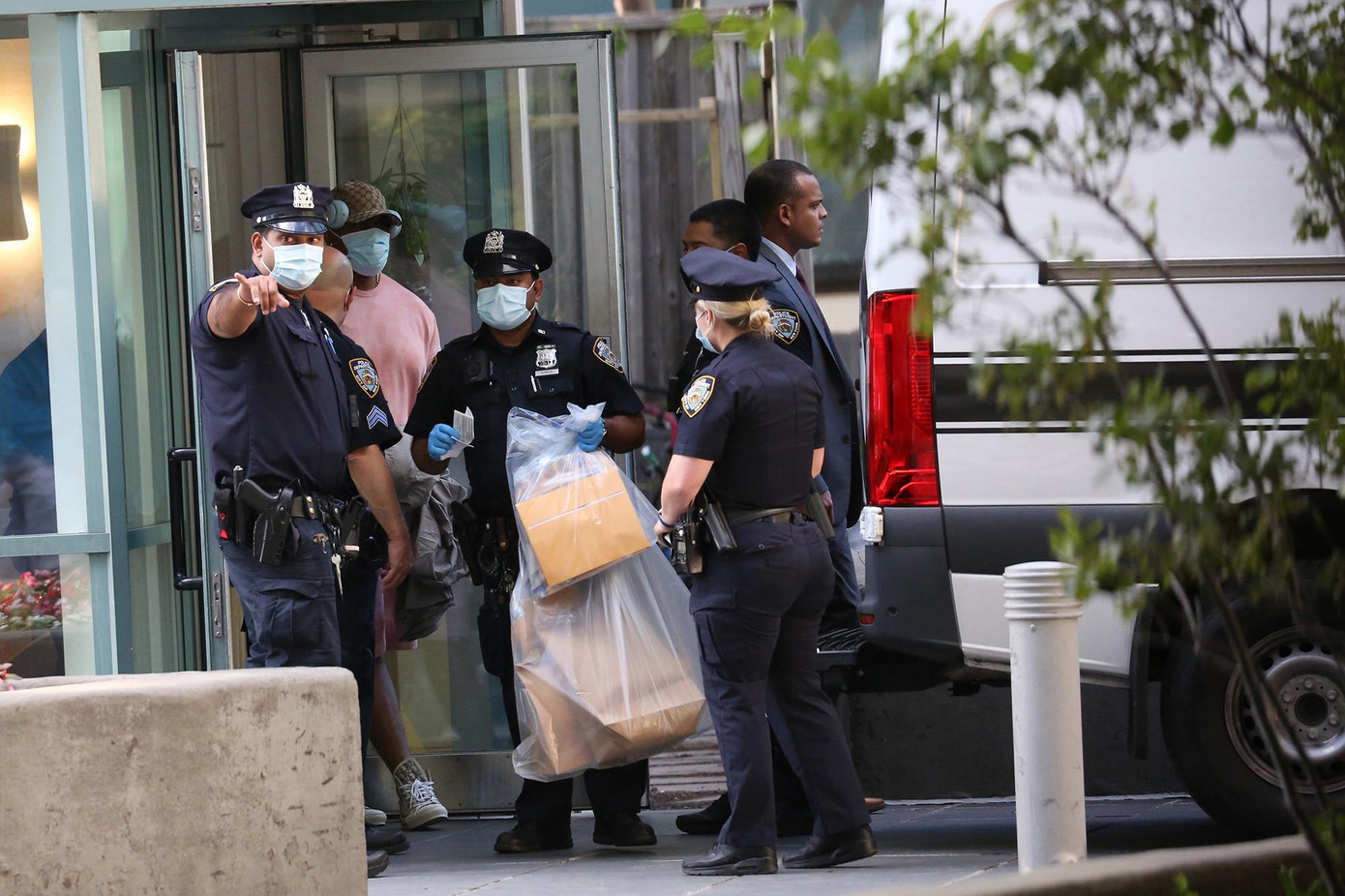 Cảnh sát thu thập các túi vật chứng phục vụ điều tra. Ảnh: NY Post Cảnh sát thu thập các túi vật chứng phục vụ điều tra. Ảnh: NY Post