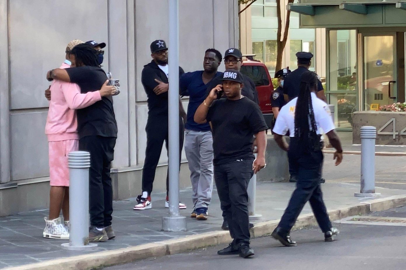 Người thân, bạn bè và cảnh sát ở bên ngoài hiện trường. Ảnh: NY Post Người thân, bạn bè và cảnh sát ở bên ngoài hiện trường. Ảnh: NY Post