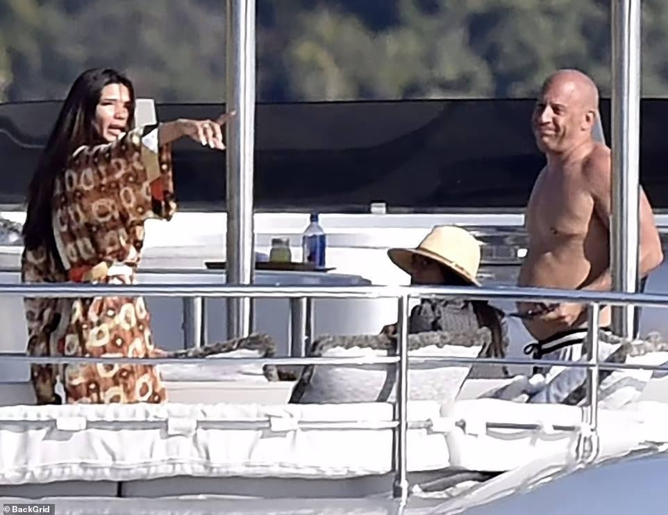 Bất ngờ nhất phải kể đến sự thay đổi ngoại hình của Vin Diesel. Anh tăng cân thấy rõ, cơ thể phát tướng và xập xệ.