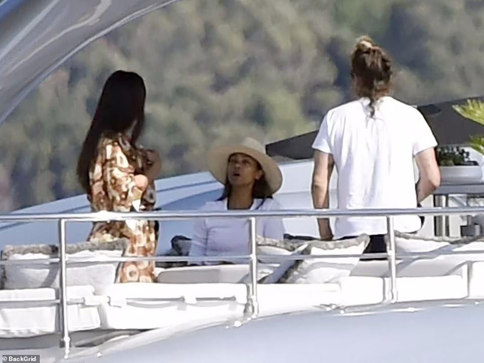 Đi cùng Vin Diesel còn có bạn gái anh, người mẫu Mexico Paloma Jiménez (áo hoa), nữ diễn viên "Avatar" Zoe Saldana và chồng cô, nghệ sĩ gốc Ý Marco Perego.