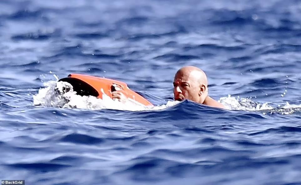 Anh vui vẻ tận hưởng thú vui bơi lội.