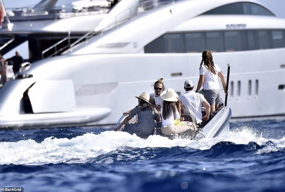 Nhóm ngôi sao tận hưởng ngày nghỉ đầy nắng trên du thuyền sang trọng. Được biết, Vin và Zoe hợp tác với nhau trong "Avatar 2" dự kiến ra mắt năm 2022. Hai người cũng hợp tác trong loạt phim siêu anh hùng Marvel "Vệ binh dải ngân hà". Điểm khác biệt là Vin Diesel chỉ góp giọng khi lồng tiếng cho nhân vật người cây Groot.