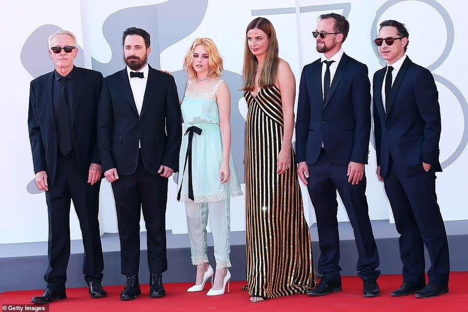 Ngày thứ Sáu (3/9, giờ địa phương), đội ngũ "Spencer" đổ bộ thảm đỏ Liên hoan phim Venice 2021 ngày ba để ra mắt tác phẩm lấy cảm hứng từ nhân vật lịch sử nổi tiếng - Công nương Diana. Từ trái qua phải: nhà sản xuất phim Paul Webster, đạo diễn Pablo Larraan, Kristen Stewart cùng các nhà sản xuất phim Janine Jackowski, Jonas Dornbach và Juan de Dios Larraan.