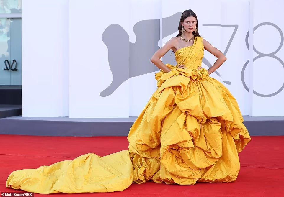 Người mẫu Ý Bianca Balti &quot;chặt chém&quot; với bộ váy vàng chiếm diện tích.