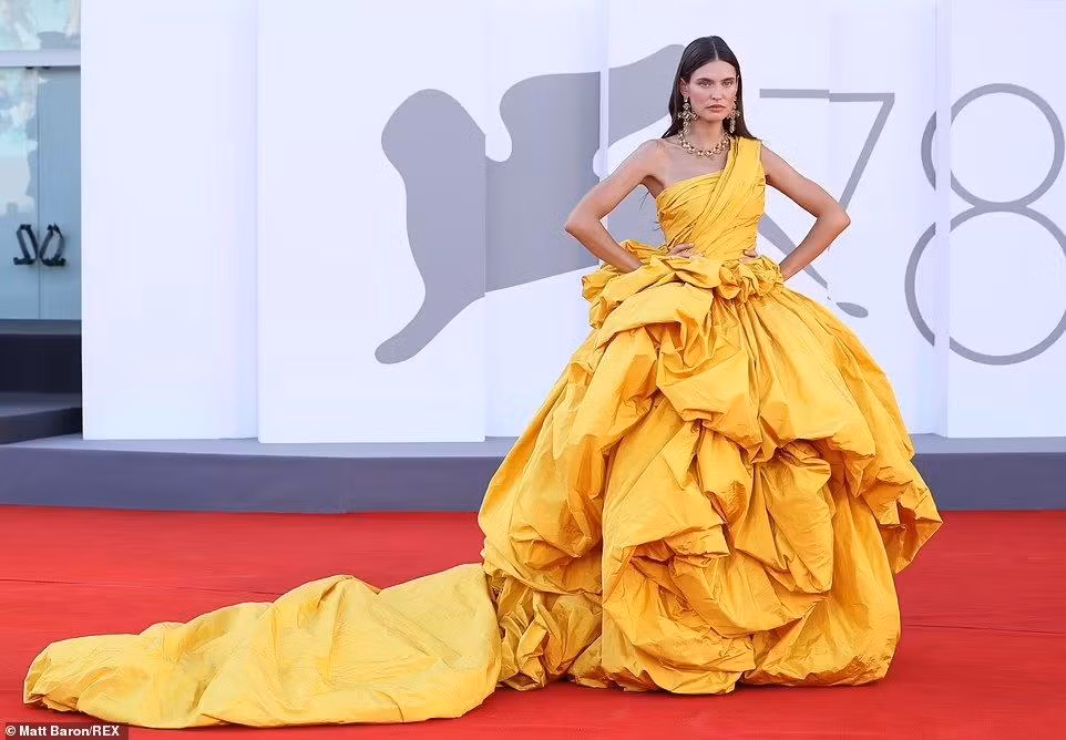 Người mẫu Ý Bianca Balti "chặt chém" với bộ váy vàng chiếm diện tích. Người mẫu Ý Bianca Balti "chặt chém" với bộ váy vàng chiếm diện tích.