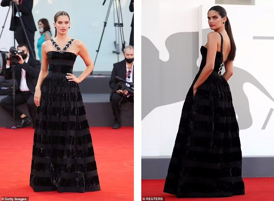 &quot;Thiên thần&quot; Sara Sampaio cũng chọn bộ cánh hở vai, vừa thanh lịch vừa tôn lên được vòng eo thon gọn.