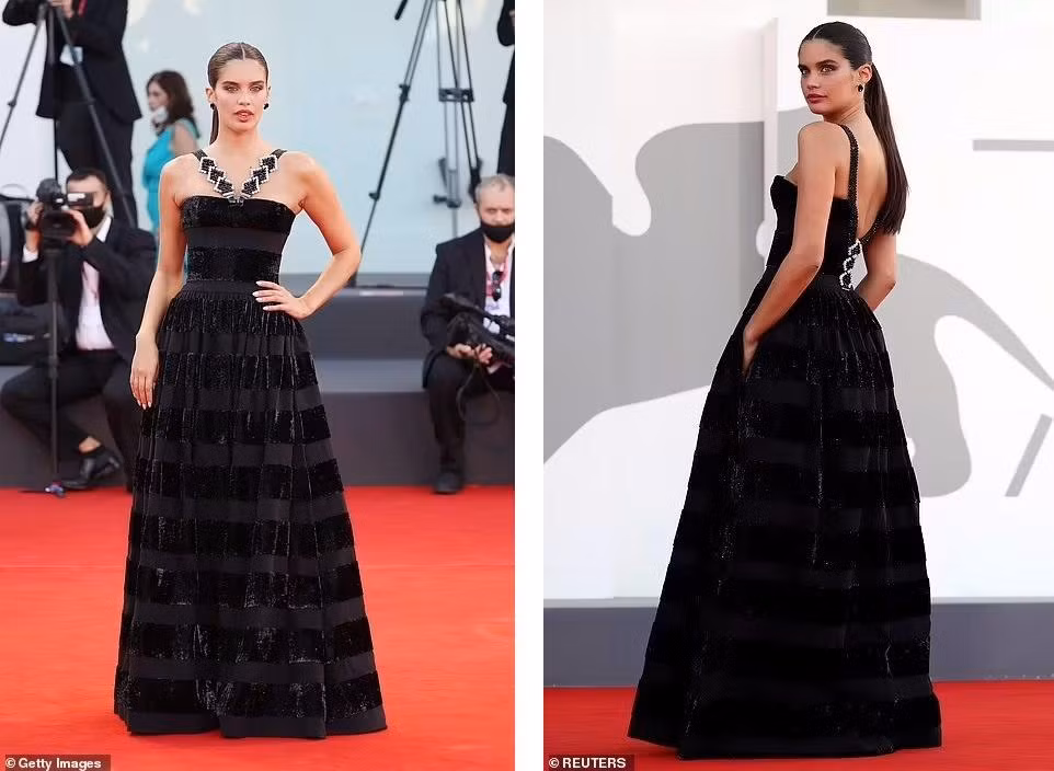 "Thiên thần" Sara Sampaio cũng chọn bộ cánh hở vai, vừa thanh lịch vừa tôn lên được vòng eo thon gọn. "Thiên thần" Sara Sampaio cũng chọn bộ cánh hở vai, vừa thanh lịch vừa tôn lên được vòng eo thon gọn.