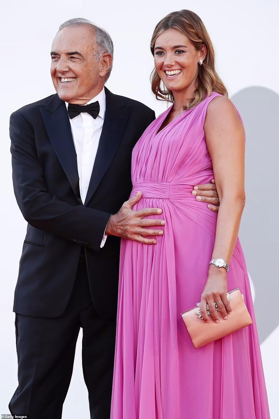 Giám đốc Nghệ thuật của LHP Venice Alberto Barbera sánh đôi cùng bà xã đang mang thai Julia Barbera.