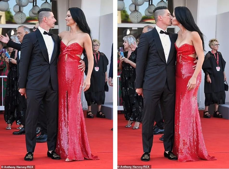 Cô còn thành tâm điểm khi &quot;khóa môi&quot; bạn trai trước truyền thông quốc tế. Trước đó, người đẹp công khai tình mới trên Instagram nhưng chưa tiết lộ danh tính.