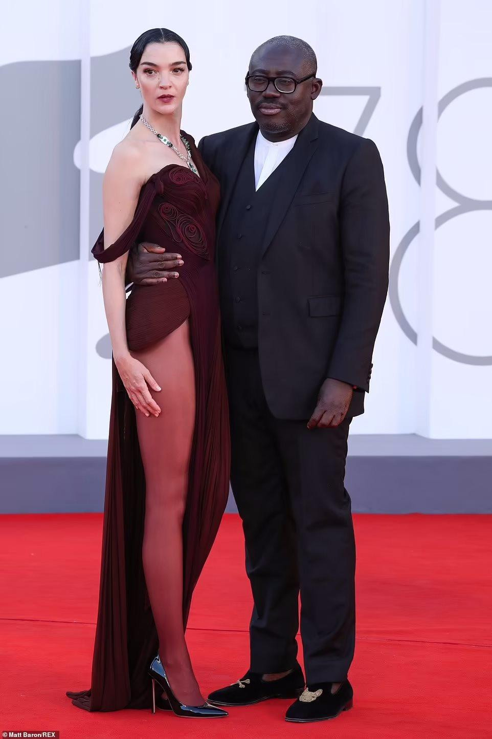 Tổng biên tập Vogue Anh Edward Enninful ôm eo tình tứ người mẫu/diễn viên Ý Mariacarla Boscono.