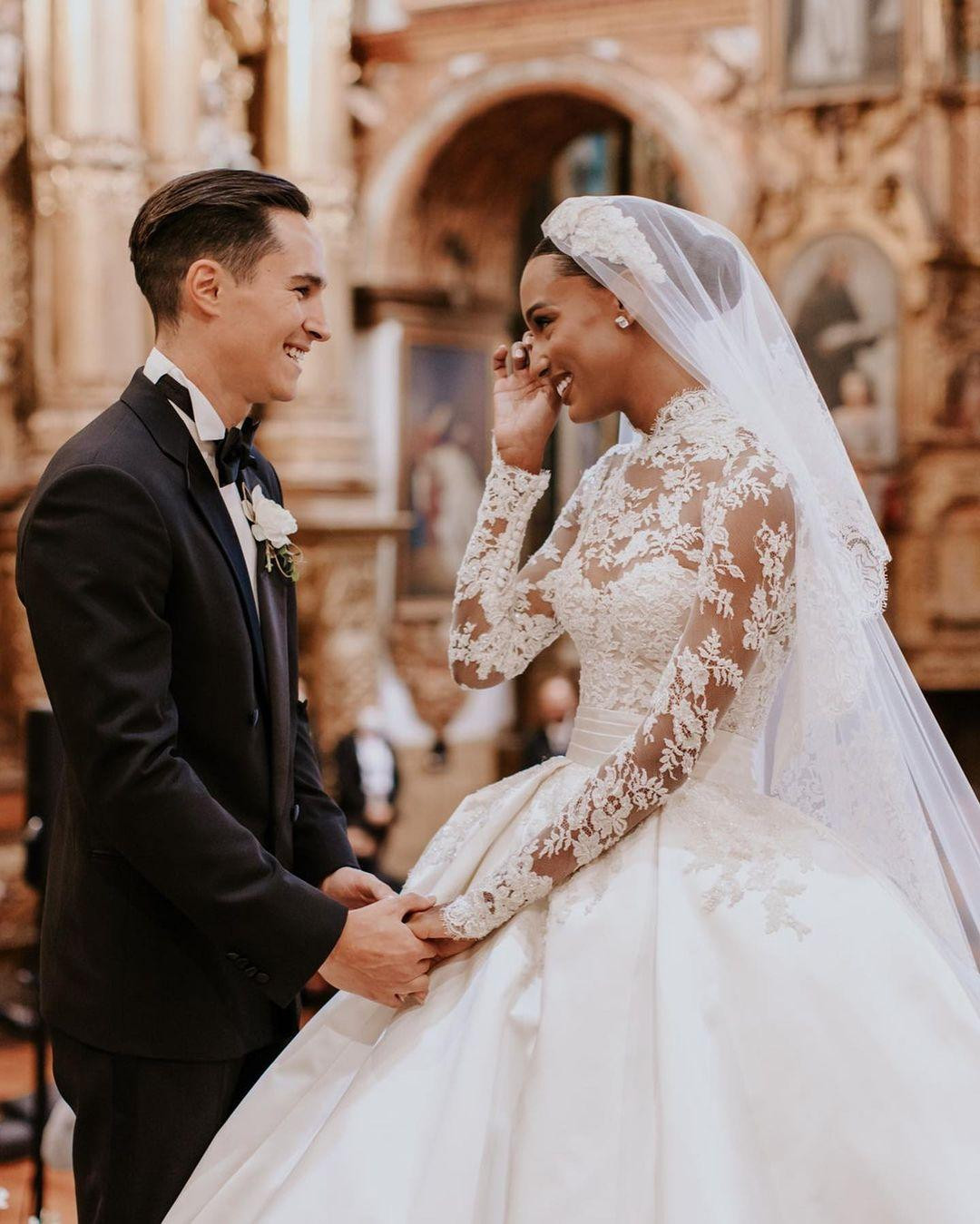 Thiên thần Victoria's Secret rơi nước mắt hạnh phúc trong ngày trọng đại. Hôn lễ được tổ chức đúng một năm sau ngày đính hôn của cặp đôi. Được biết, Juan cầu hôn bạn gái siêu mẫu bằng nhẫn kim cương 7 carat trị giá 250.000 USD trong chuyến du lịch tới Utah, Mỹ, hồi tháng 9 năm ngoái.