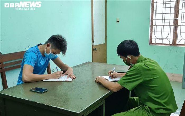 V.V.T. làm việc tại trụ sở công an phường. Ảnh: VTC V.V.T. làm việc tại trụ sở công an phường. Ảnh: VTC