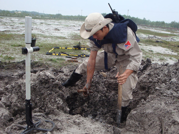 Rà phá bom mìn chưa nổ. Ảnh: T.Q. Rà phá bom mìn chưa nổ Ảnh: T.Q