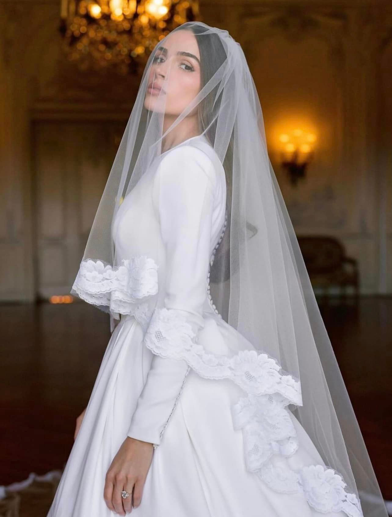 Olivia Culpo mặc váy cưới kín đáo, thanh lịch.