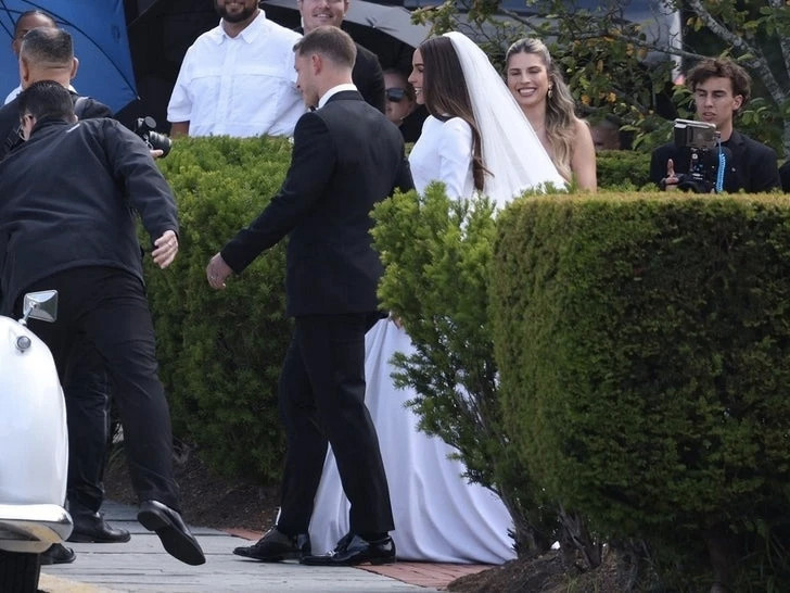 Olivia Culpo và Christian McCaffrey tại lễ cưới tổ chức sáng 29/6.