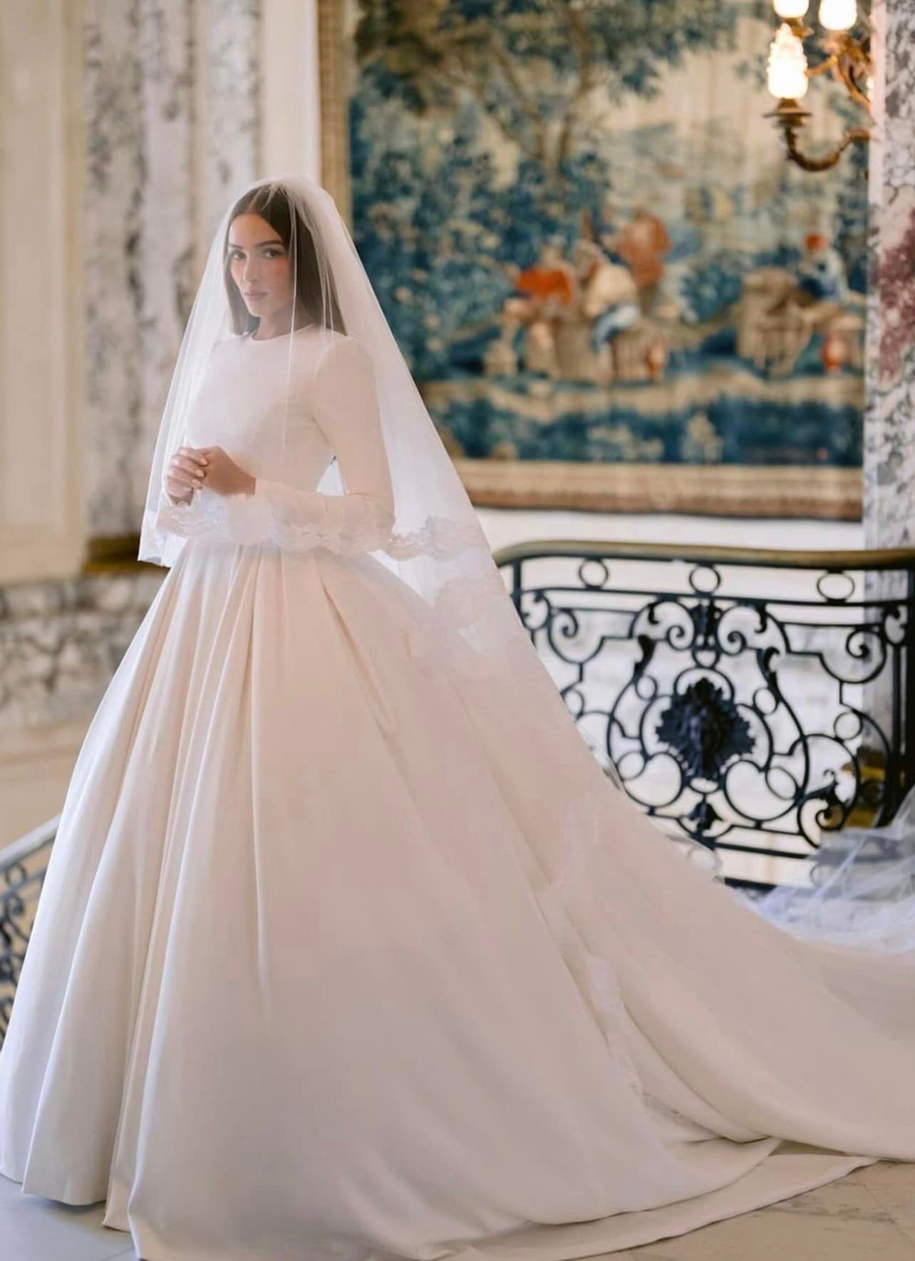 Olivia Culpo mặc váy cưới kín đáo, thanh lịch.