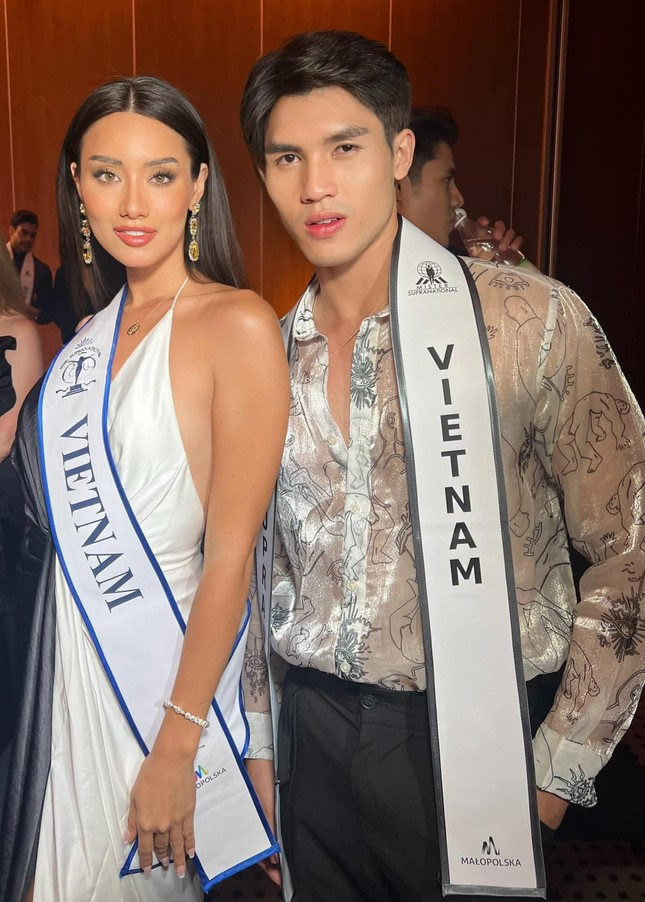 Đỗ Quang Tuyển và Lydie Vũ đang dự thi ở Ba Lan. Đỗ Quang Tuyển và Lydie Vũ đang dự thi ở Ba Lan.