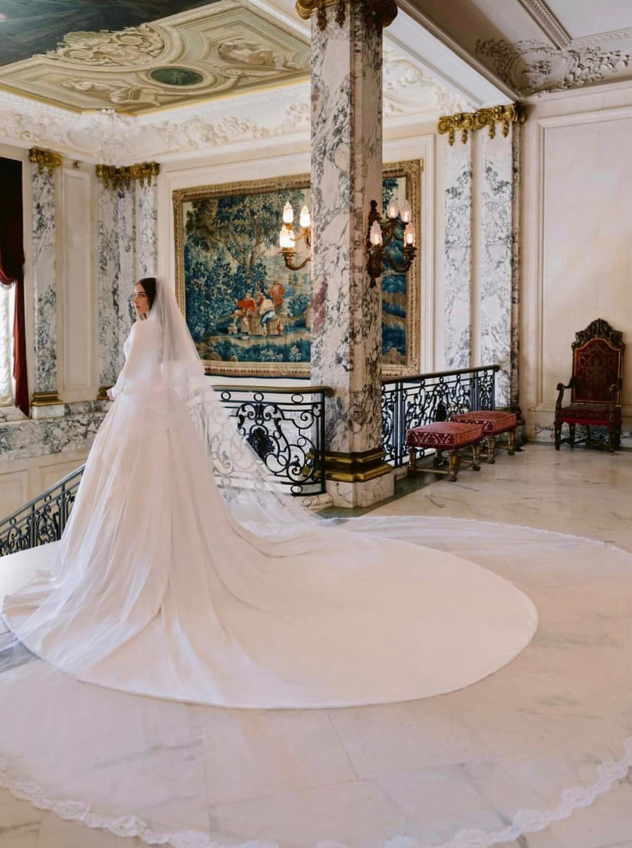 Olivia Culpo mặc váy cưới kín đáo, thanh lịch.