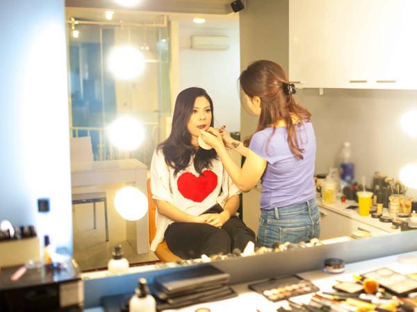 Thanh Thảo còn tranh thủ thử các kiểu trang điểm để chọn ra phong cách cô thích nhất. Chưa kể, nữ ca sĩ còn đầu tư 3 bộ trang phục màu đen do Công Trí thiết kế. Thanh Thảo đang giữ bí mật về trang phục để làm các fan bất ngờ