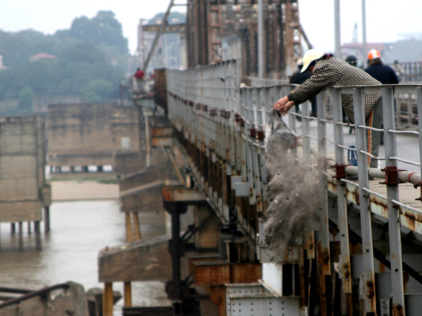 Tro được người dân đổ xuống sông và các ao trong buổi sáng nay