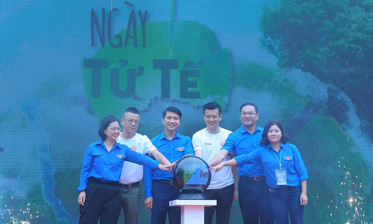 Dàn người đẹp trình diễn trang phục dạ hội từ túi nilon, ống hút nhựa ảnh 13