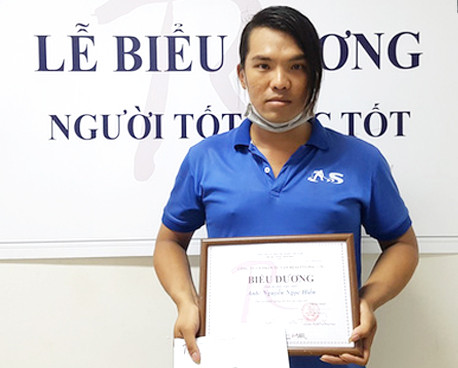 Nam nhân viên vệ sinh trả tiền nhặt được và từ chối tiền khen thưởng ảnh 1