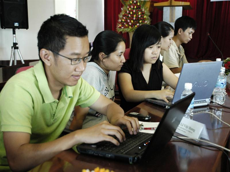 Khách mời buổi giao lưu trực tuyến "Săn học bổng du học Mỹ" đang trả lời bạn đọc. Khách mời buổi giao lưu trực tuyến "Săn học bổng du học Mỹ" đang trả lời bạn đọc.