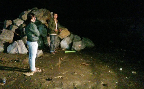 Nhiều phụ huynh thắp hương, ngóng chờ con ở bãi biển. Nhiều phụ huynh thắp hương, ngóng chờ con ở bãi biển