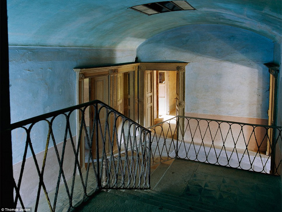 Lối cầu thang này vẫn còn khá nguyên vẹn song chủ nhân của ngôi biệt thự đã không còn ở đây