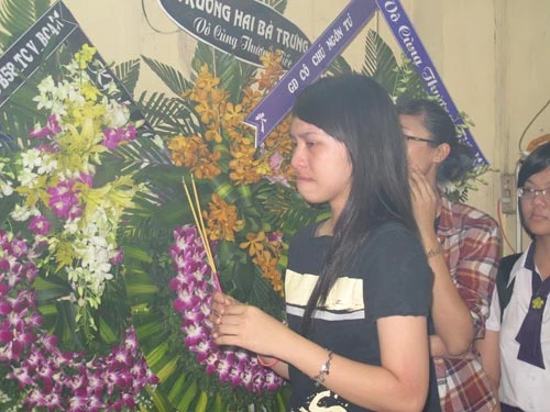 Bạn học của Hồ Kiều Anh không kìm được nước mắt trước sự ra đi đột ngột của cháu. Ảnh: Hồng Nhung 