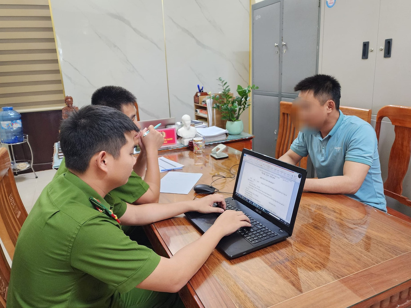 Cơ quan Công an làm việc với đối tượng liên quan hành vi tổ chức đánh bạc bằng hình thức cá độ bóng đá, bóng rổ trên mạng internet.. ẢNH: CA Cơ quan Công an làm việc với đối tượng liên quan hành vi tổ chức đánh bạc bằng hình thức cá độ bóng đá, bóng rổ trên mạng internet.. ẢNH: CA