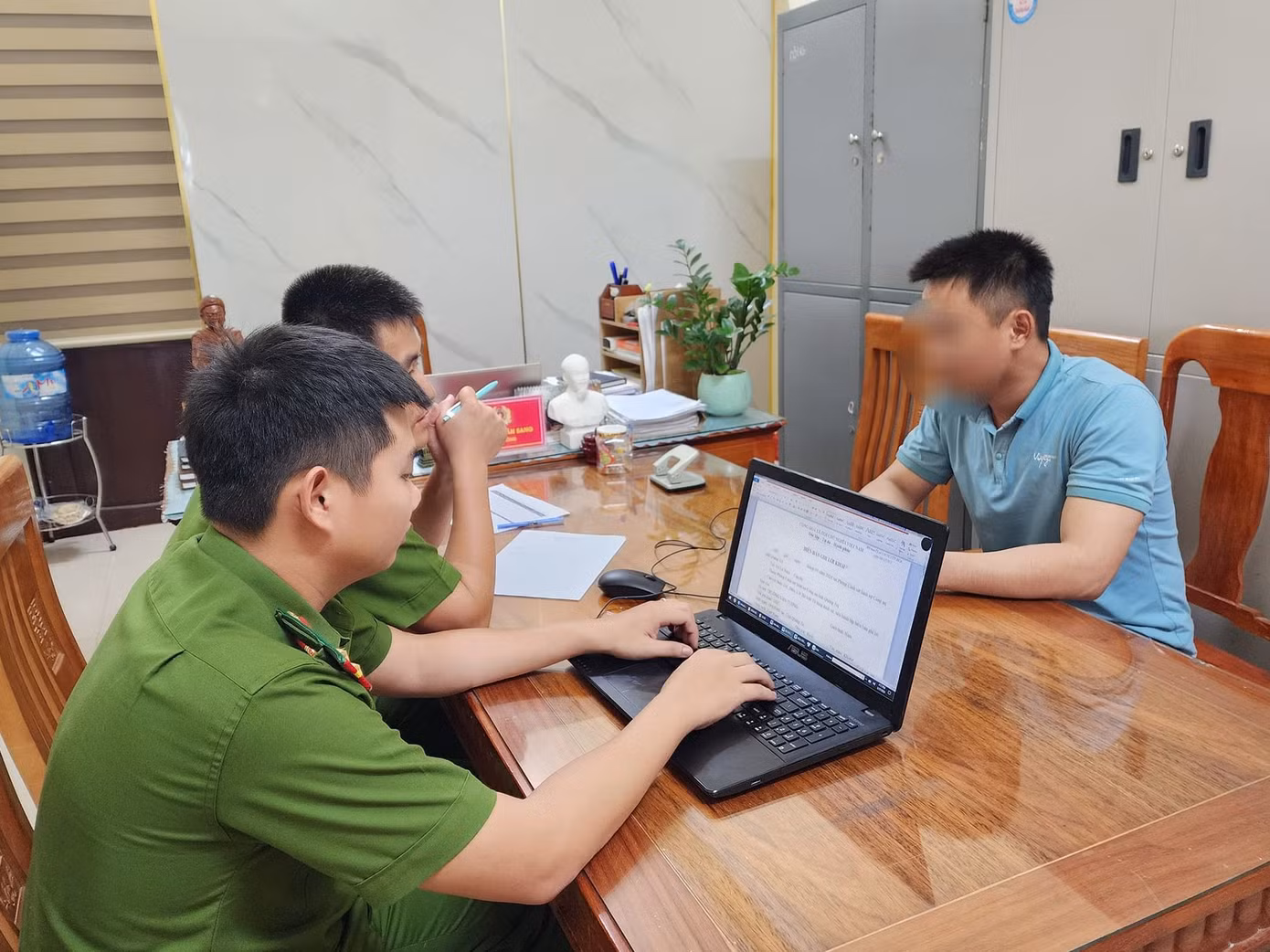 Cơ quan Công an làm việc với đối tượng liên quan hành vi tổ chức đánh bạc bằng hình thức cá độ bóng đá, bóng rổ trên mạng internet.. ẢNH: CA