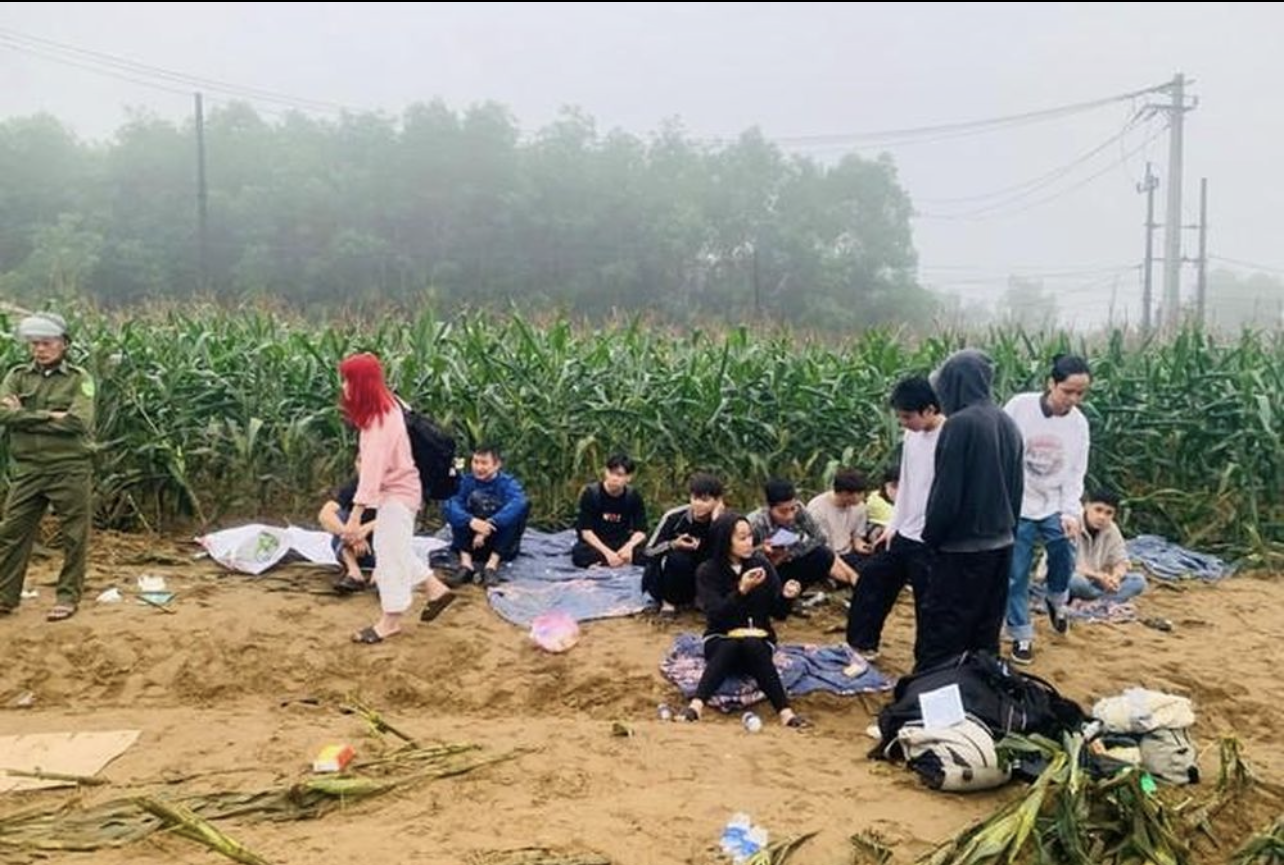 Nhiều hành khách trên xe bị nạn được đưa ra ngoài an toàn.