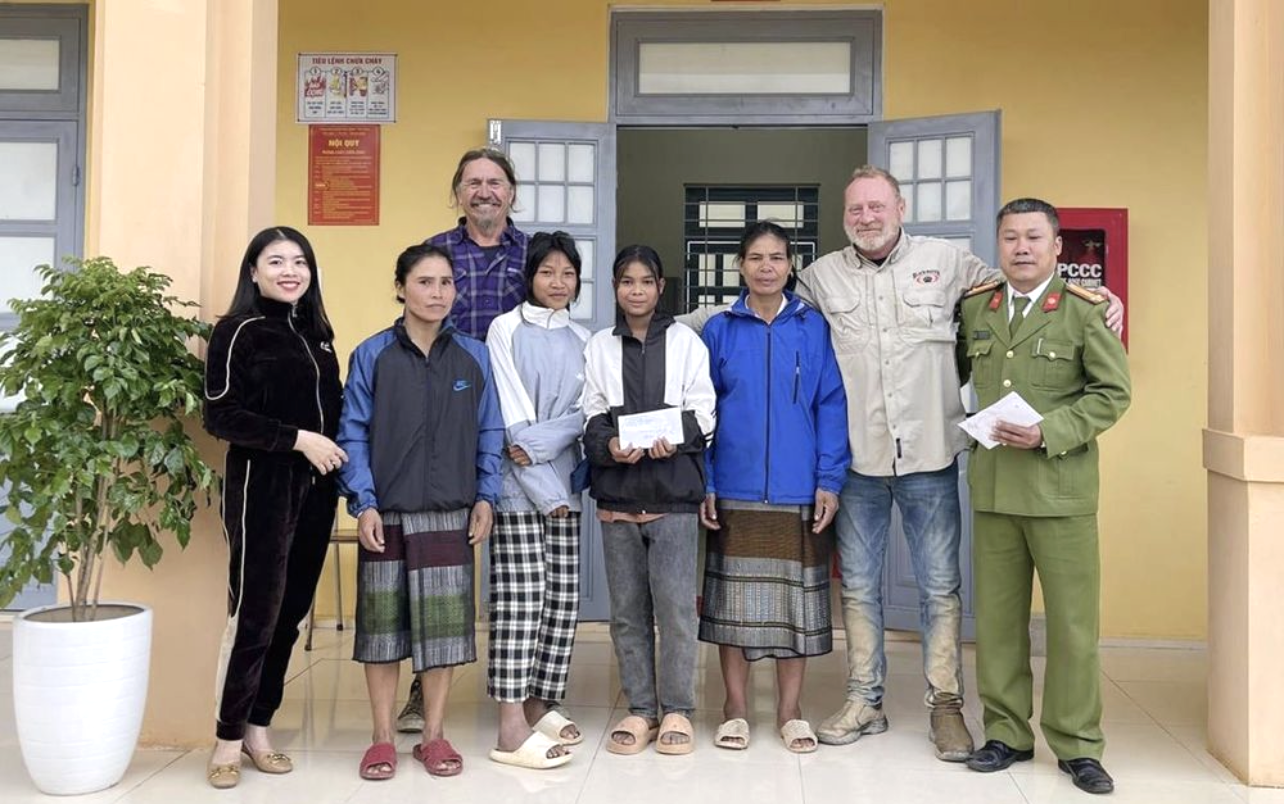 Công an xã Hướng Phùng, phụ huynh cùng 2 học sinh trao lại toàn bộ tài sản cho du khách Mỹ. Công an xã Hướng Phùng, phụ huynh cùng 2 học sinh trao lại toàn bộ tài sản cho du khách Mỹ.